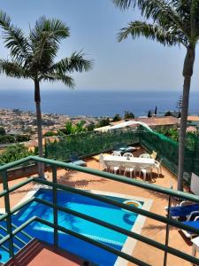 uma vista a partir da varanda de uma villa com piscina em Eden Villa - Pool, Barbecue, Spectacular Views, 4 Bedrooms - Up to 10 guests ! no Funchal