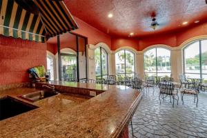 een keuken met een aanrecht, stoelen en ramen bij Bayview in Clearwater