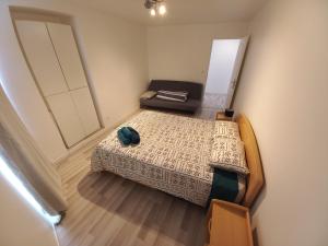 1 dormitorio pequeño con 1 cama y 1 silla en Maison à 5 minutes du lac à pied en Aix-les-Bains