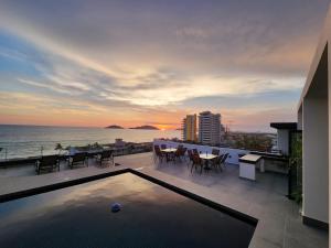 a view of the ocean from a house with a swimming pool at Torre Q Mazatlán - Departamento cerca del malecón de Mazatlán in Mazatlán