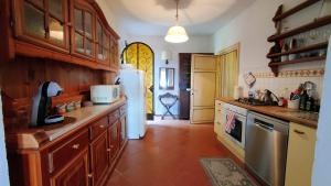 eine Küche mit einem weißen Kühlschrank im Zimmer in der Unterkunft Il Piccolo Mulino in Porto Venere