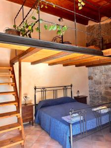 una camera con un letto in una stanza con una scala di Mandra Chiusilla a Collesano