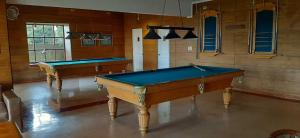 2 mesas de billar en una habitación grande en Hotel y Cabañas Lago Ranco - Caja los Andes, en Futrono