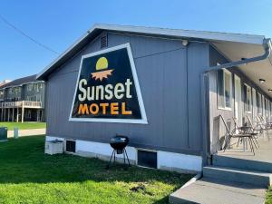 a building with a sign for a sunset motel at Single King Room in Lake City