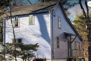 una casa azul y blanca con un árbol en VACATION Mod Cottage Idyllic Setting Every Amenity, en Rosendale