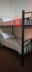 1 Schlafzimmer mit 2 Etagenbetten in einem Zimmer in der Unterkunft Jawal Hotel in Amman