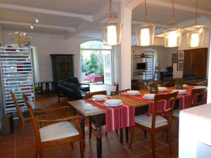 eine Küche und ein Wohnzimmer mit einem Tisch und Stühlen in der Unterkunft Ferienwohnung Roeder Mühle in Peterfecking