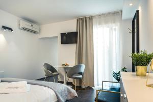um quarto com uma cama, 2 cadeiras e uma mesa em CITY BREAK Studio apartments em Šibenik