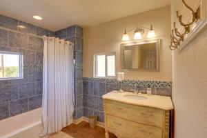 Un baño con lavabo, espejo y bañera. en Waterfront Granbury House with Deck and Private Dock!, en Granbury 52 fotos más