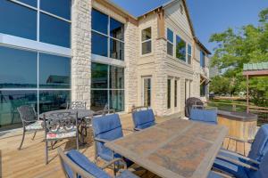 Un patio con mesa y sillas y un edificio. en Waterfront Granbury House with Deck and Private Dock!, en Granbury