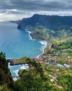 une vue aérienne de l'océan et d'une plage dans l'établissement caminho da praia da maiata, à Porto da Cruz
