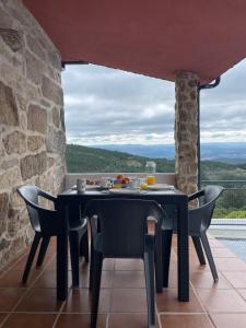 ein Tisch und Stühle auf einem Balkon mit Aussicht in der Unterkunft LA CASA DE DORA EN LA ESCUSA in Armentera