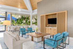 uma sala de estar com um sofá, uma mesa e cadeiras em Marriott's Imperial Palms Villas em Orlando