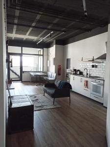 een woonkamer met een bank en een tafel in een keuken bij Albergue HR in Sarria