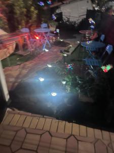 un reflet des lumières de la piscine la nuit dans l'établissement Cozy & Relax LLC Airb&b, à Brooklyn