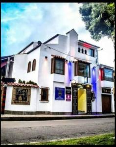 a white building on the side of a street at Apartamento Penthouse con Jacuzzi y Chimenea in Bogotá