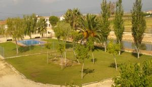 una vista aérea de un patio con árboles y una piscina en Casa Lo Fangar - Delta de l'Ebre 1 Habitació Doble 1 llitera, en Deltebre