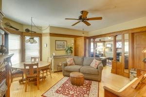 Khu vực ghế ngồi tại Algoma Victorian - Steps to Lake Michigan!