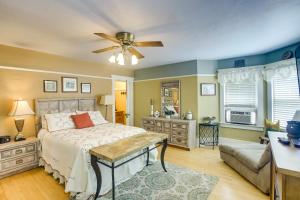 Giường trong phòng chung tại Algoma Victorian - Steps to Lake Michigan! +32 ảnh