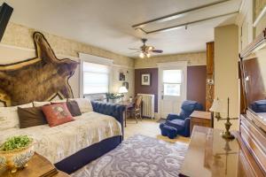 ein Wohnzimmer mit einem Sofa und einem Tisch in der Unterkunft Algoma Victorian about Steps to Lake Michigan! in Algoma