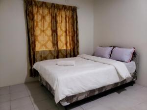 A bed or beds in a room at Mohans Apartments