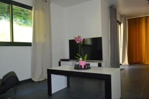 Μια τηλεόραση ή/και κέντρο ψυχαγωγίας στο Chic Vanilla Home, Maison moderne entre Annecy et Genève