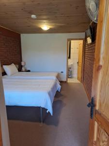 1 dormitorio con 1 cama grande en una habitación en Hotel Artesanos, en Villa Alegre