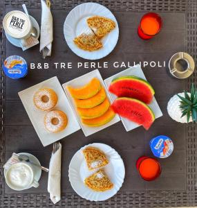 una tavola ricoperta di piatti di cibo e frutta di B&b Tre Perle a Gallipoli