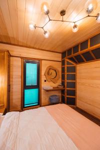 1 dormitorio con cama y ventana en Sapanca Timya, en Sapanca