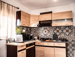 a kitchen with wooden cabinets and a microwave at Mitato Eagle's Nest Vothoni in Níthavris