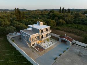 uma vista aérea de uma grande casa branca em Villa Alina em Lefkimmi