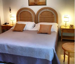 1 dormitorio con 1 cama grande, 2 mesas y 2 lámparas en Hotel Bellonda, en Forte dei Marmi