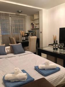 dwa ręczniki siedzą na dwóch łóżkach w pokoju w obiekcie Apartment Nicola w mieście Mostar