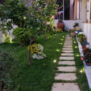 ミラッツォにあるCasa Vittoriaの木と花の小道のある庭園