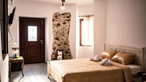 een slaapkamer met een bed, een raam en een deur bij Mitato Eagle's Nest Asfentamos in Níthavris