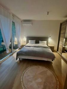 1 dormitorio con cama y ventana grande en Villa Rivus, en Sarajevo