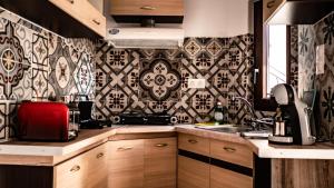 a kitchen with a black and white patterned wall at Mitato Eagle's Nest Asfentamos in Níthavris