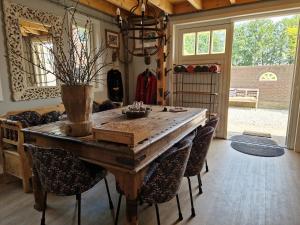 Posezení v ubytování Bed & Breakfast Hoeve Happiness - ontbijt inbegrepen - wellness aanwezig + 37 fotografií