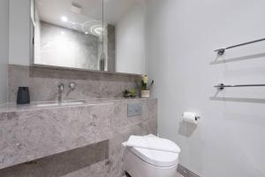 a bathroom with a toilet and a sink and a mirror at City Life Bliss Central Studio in Reading CHRL F3 in Reading +30 photos