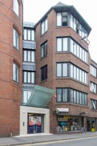 a tall brick building with a green roof at City Life Bliss Central Studio in Reading CHRL F3 in Reading