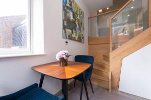 a small table with two chairs and a vase with flowers at City Life Bliss Central Studio in Reading CHRL F3 in Reading