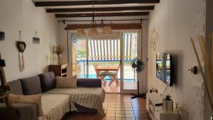 ein Wohnzimmer mit einem Sofa und einem Tisch in der Unterkunft Mediterraneo in Santa Pola