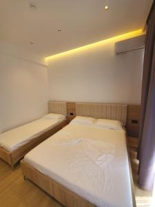 Postel nebo postele na pokoji v ubytování GL Hotel Ksamil