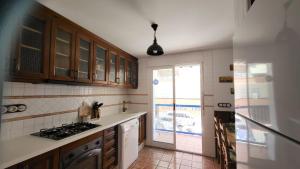 una cocina con fregadero y estufa horno superior en Mediterraneo, en Santa Pola