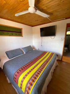 Łóżko lub łóżka w pokoju w obiekcie Cabañas Doña Juanita