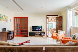 uma sala de estar com um sofá e uma televisão em Trem bão de dormir hostel em Belo Horizonte
