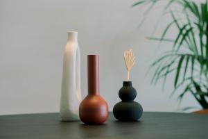 três vasos em cima de uma mesa em HAMA Luxury Seaside Apartments em Corinto