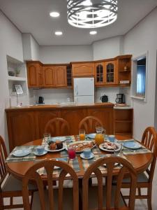 - une cuisine avec une table et de la nourriture dans l'établissement Aggeliki's place detached home with yard/parking, à Vólos