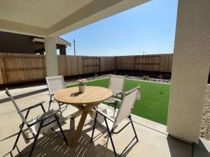 una mesa de madera y sillas en un patio con patio en Brand-New, Beautiful & Stylish Home in Sacramento!, en Sacramento