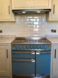 a blue stove top oven in a kitchen at Church view apartment in Drewsteignton